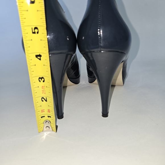Gently used Leather Enzo Angiolini high heels, navy blue, 4 inch heel. Size 8M - Picture 4 of 7